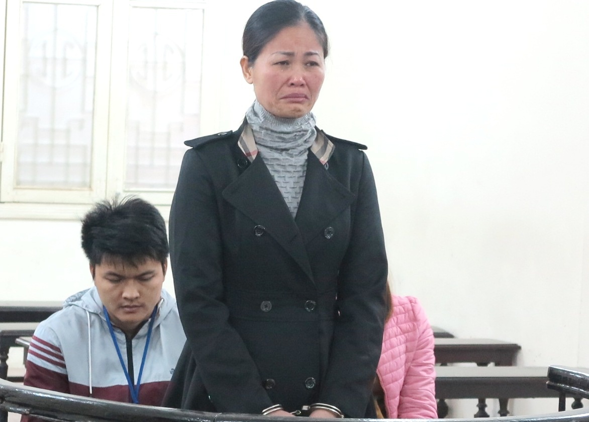 Khong duoc giam an, nu bi cao khoc doi tu tu hinh anh