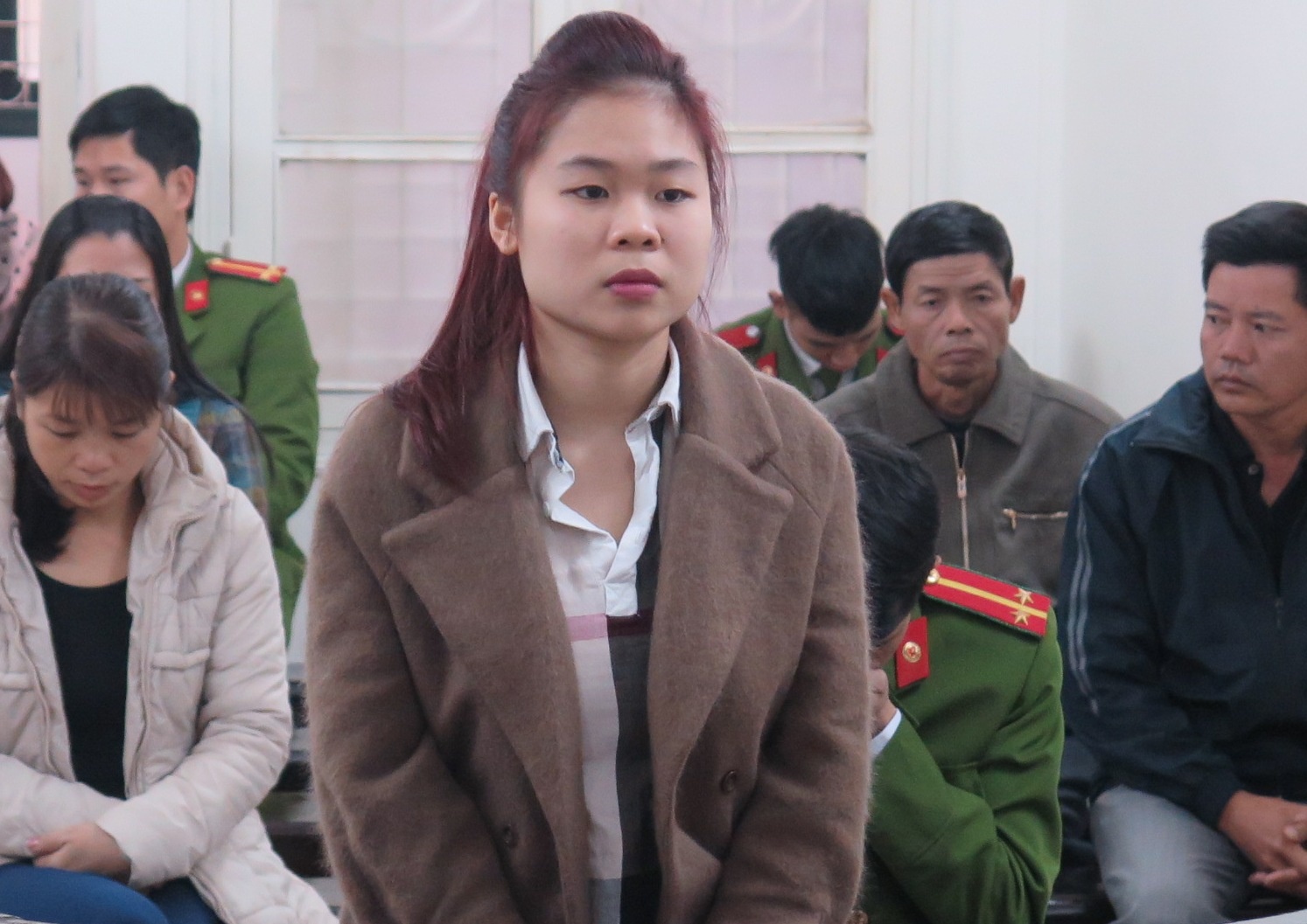 Co gai giet nguoi yeu cuoi cot o toa khi khai bao hinh anh