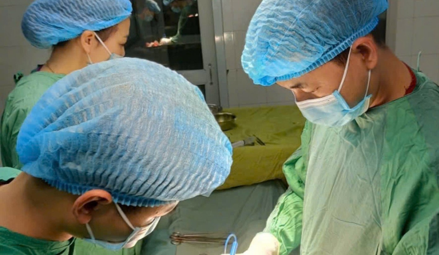 Cat khoi u khung o vung nhay cam cho nguoi dan ong hinh anh