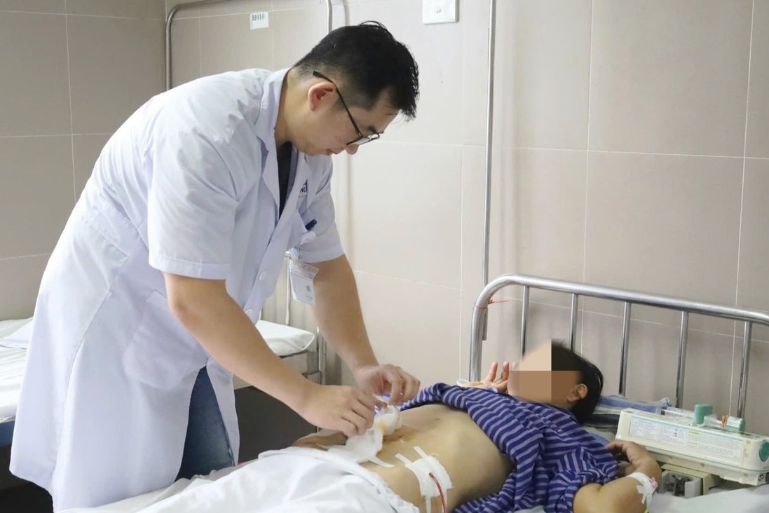 Hai phu nu nhap vien sau khi tu thut hau mon de rua dai trang hinh anh