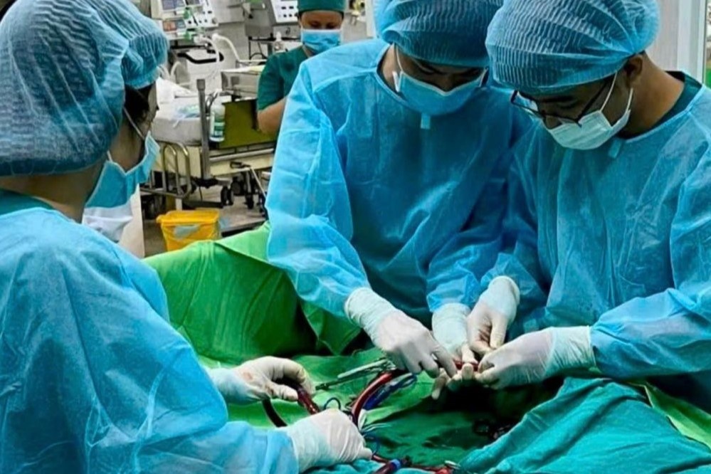 Em be thuong xuyen oc sua, nhap vien moi biet mac benh cuc hiem hinh anh