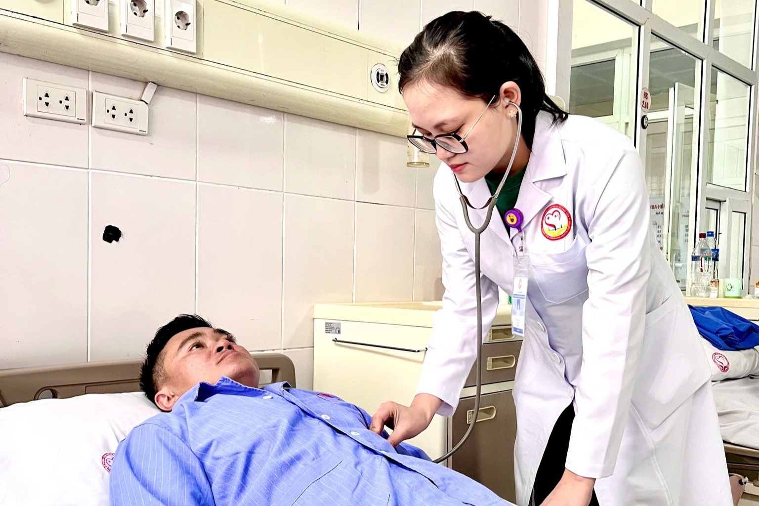 Nhap vien sau khi bi dan ong mau vang bau kin nguoi hinh anh