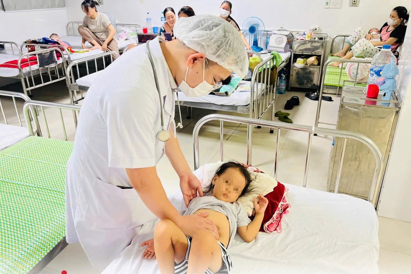 Be gai 4 tuoi tien luong tu vong do can benh khong ai ngo den hinh anh