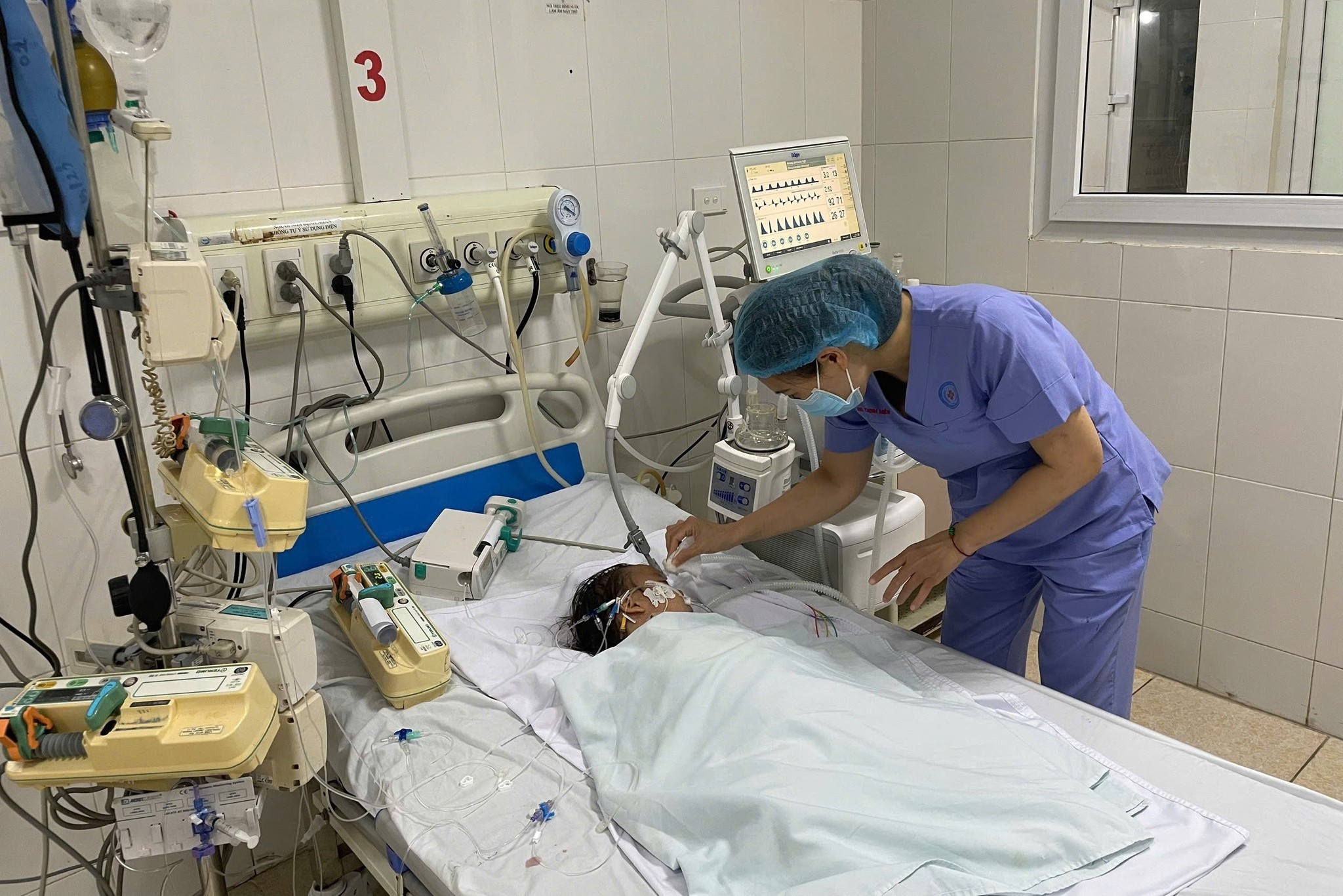 Bac si Viet Nam cuu song benh nhi Lao bi nhiem trung huyet hinh anh