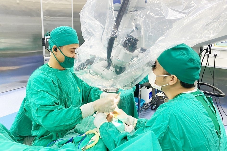 Nguoi phu nu dut roi ban tay vi tai nan hy huu trong bep hinh anh