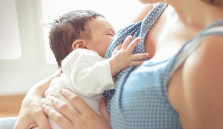 Me bi thuy dau co cho con bu duoc khong? hinh anh