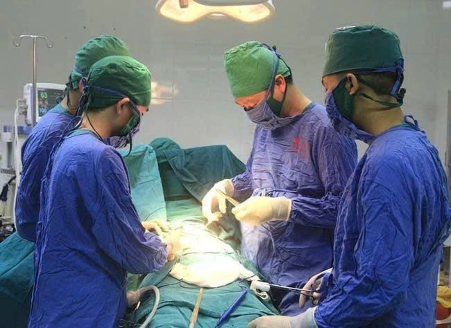 Hoc xuong ca, nguoi dan ong phai cat bo mot phan ta trang hinh anh