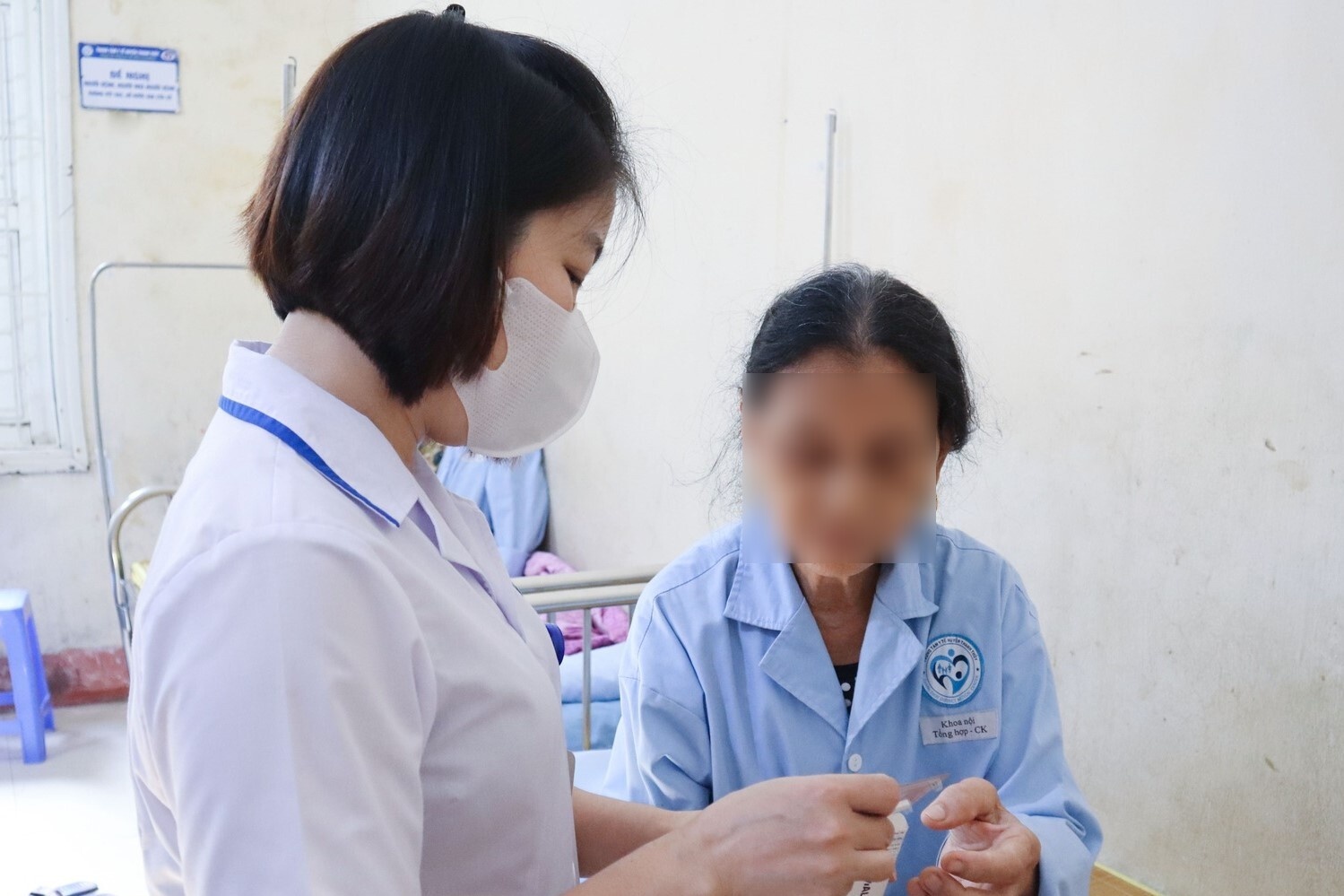 Dau bung du doi, vao vien phat hien nhiem giun moc nang hinh anh