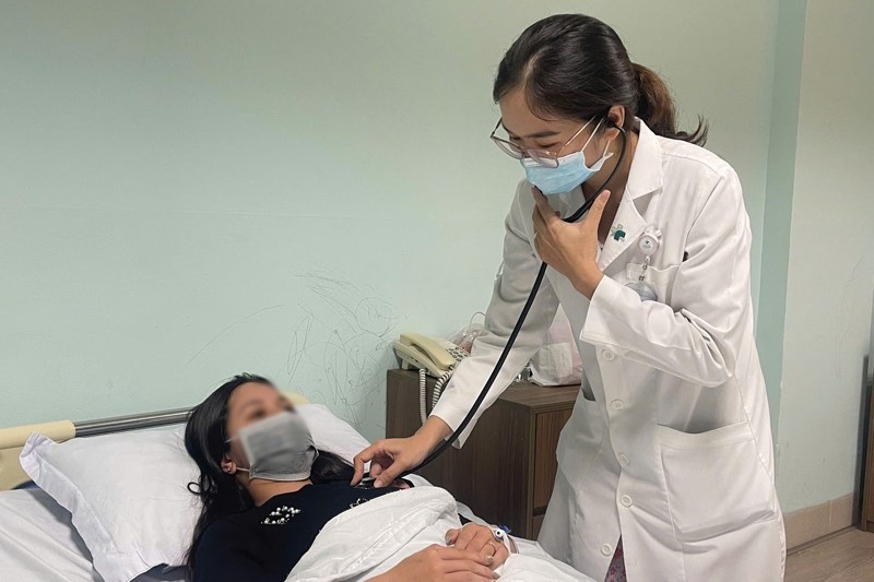 Co gai 26 tuoi suyt suy da tang chi sau 4 ngay sot hinh anh