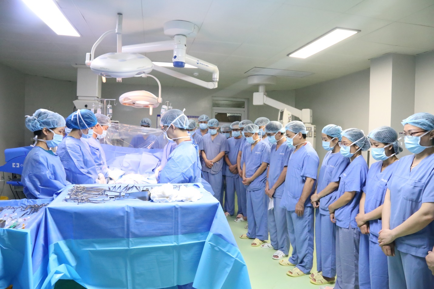 Hang chuc y bac si cui dau truoc chang trai 18 tuoi chet nao hinh anh