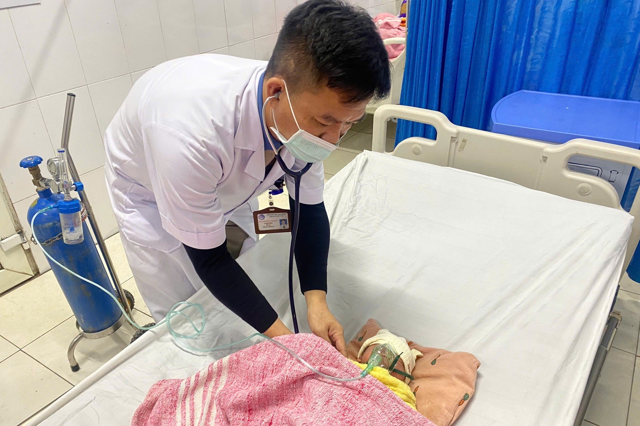 Suoi am cho vo moi sinh, chong vo tinh khien ca nha ngo doc hinh anh