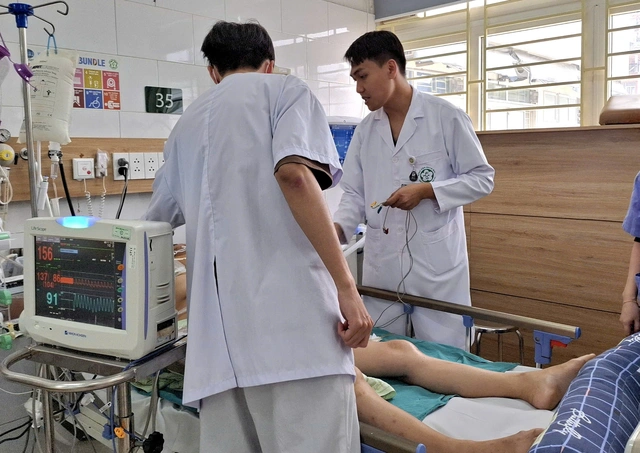 Nguoi phu nu hon me sau vi uong thuoc bot chua benh da day hinh anh