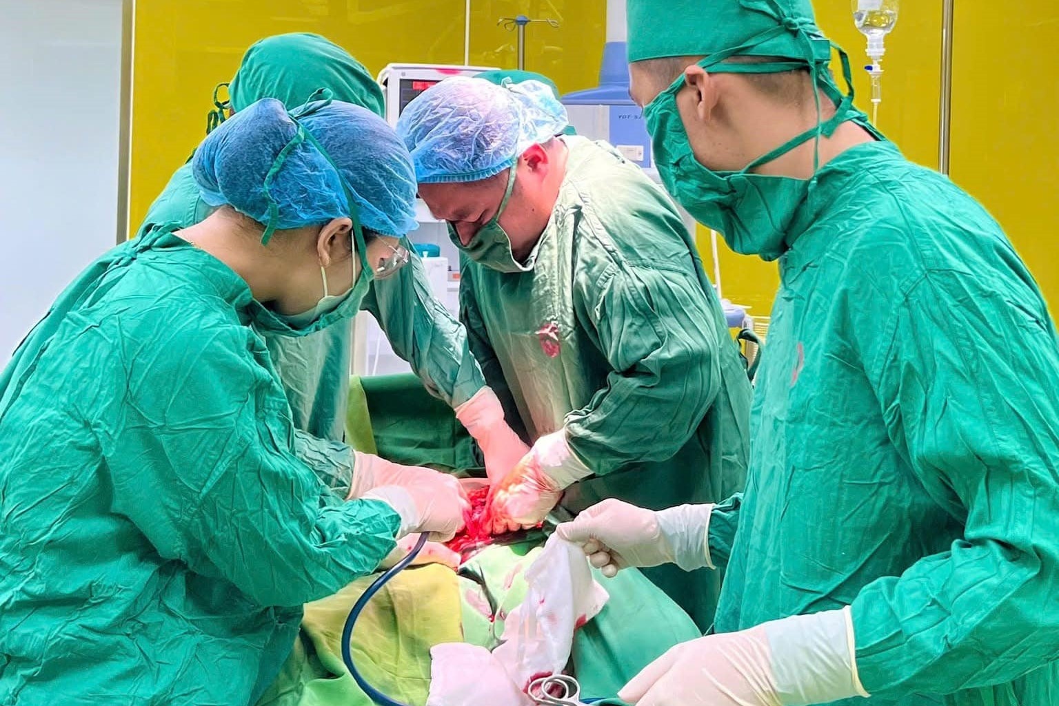 Co gai tre phai di cap cuu sau khi lam dep vung kin o spa hinh anh