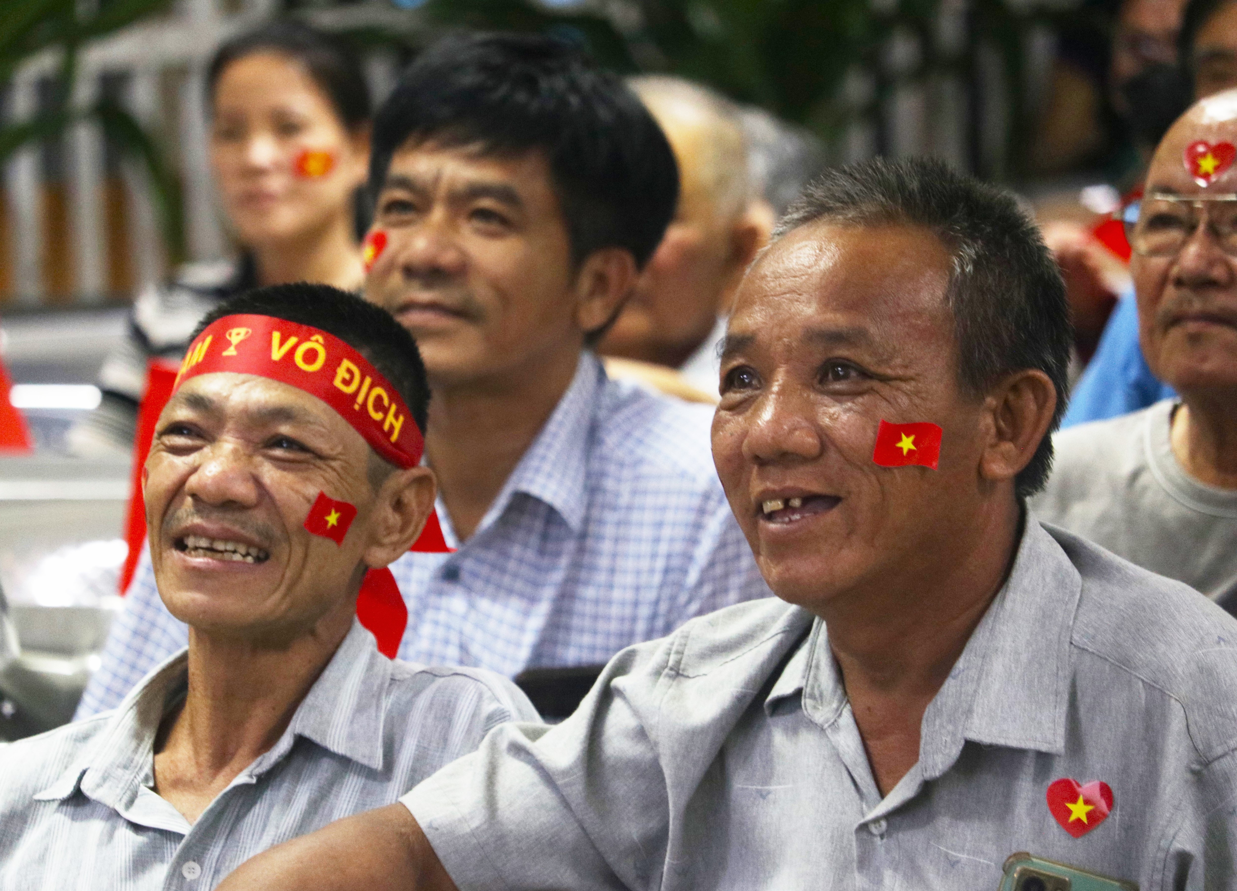 Canh khac la o Cho Ray trong dem Viet Nam vo dich ASEAN Cup hinh anh