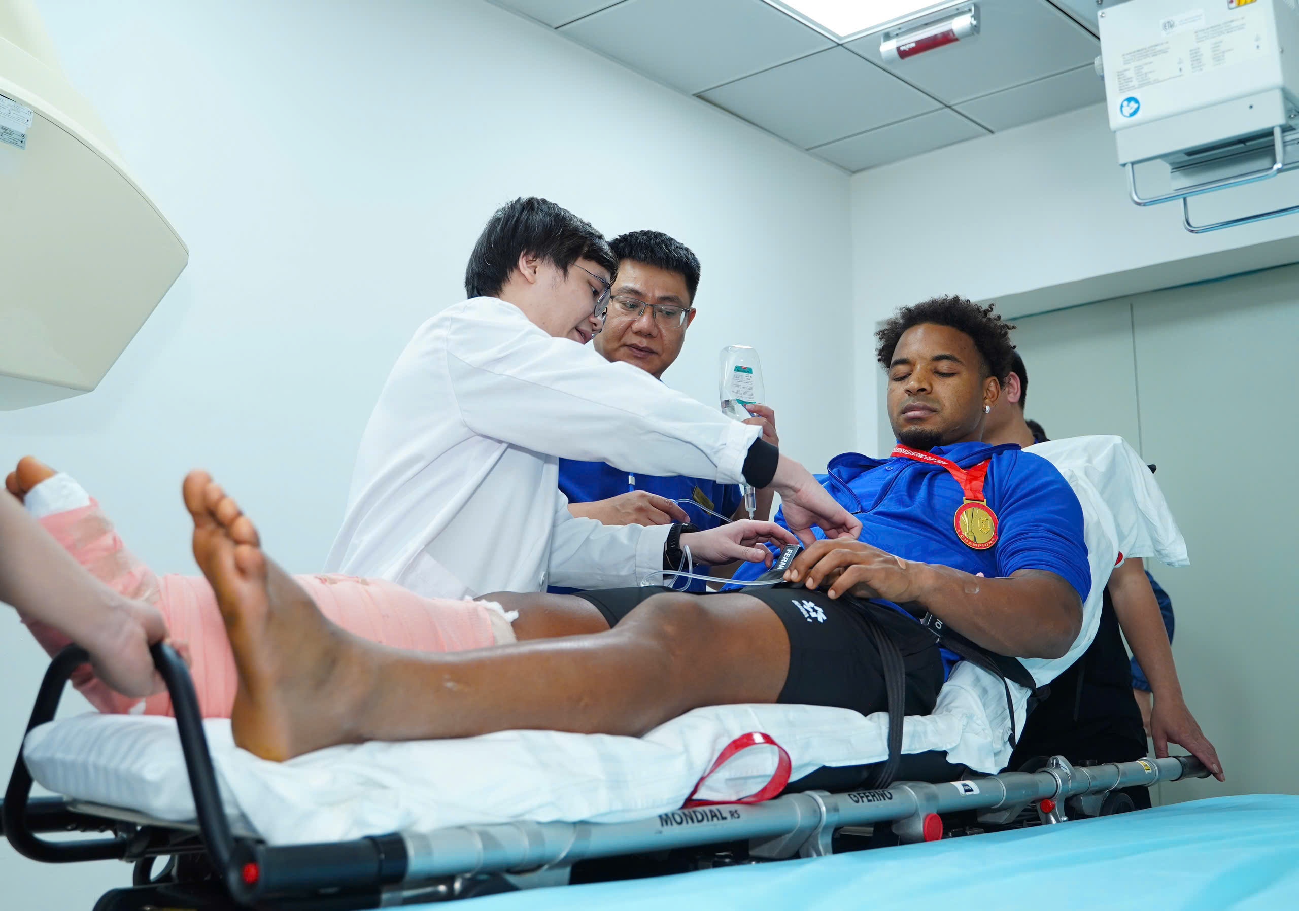 Chan thuong cua Xuan Son nghiem trong hon so voi ghi nhan ban dau hinh anh