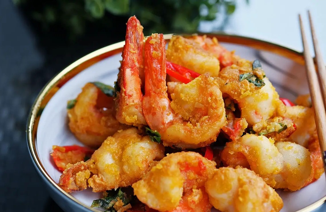 Cong thuc lam mon tom chien sot trung muoi ngon mieng hinh anh