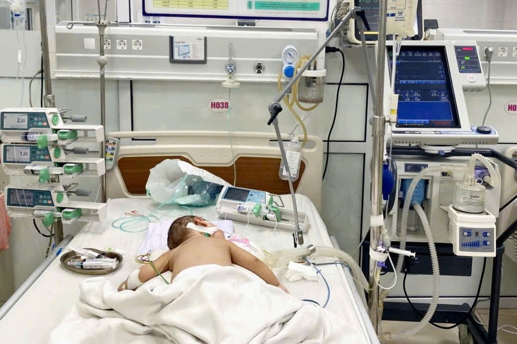 Cuu be trai 7 thang tuoi viem phoi nang do bien chung cum hinh anh