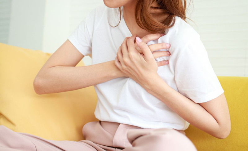 Mat nong phung, tim dap nhanh cuoi ngay canh bao benh gi? hinh anh