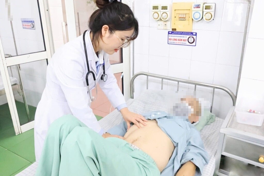 Ganh hau qua nang ne vi cach dieu tri benh gan sai lam hinh anh