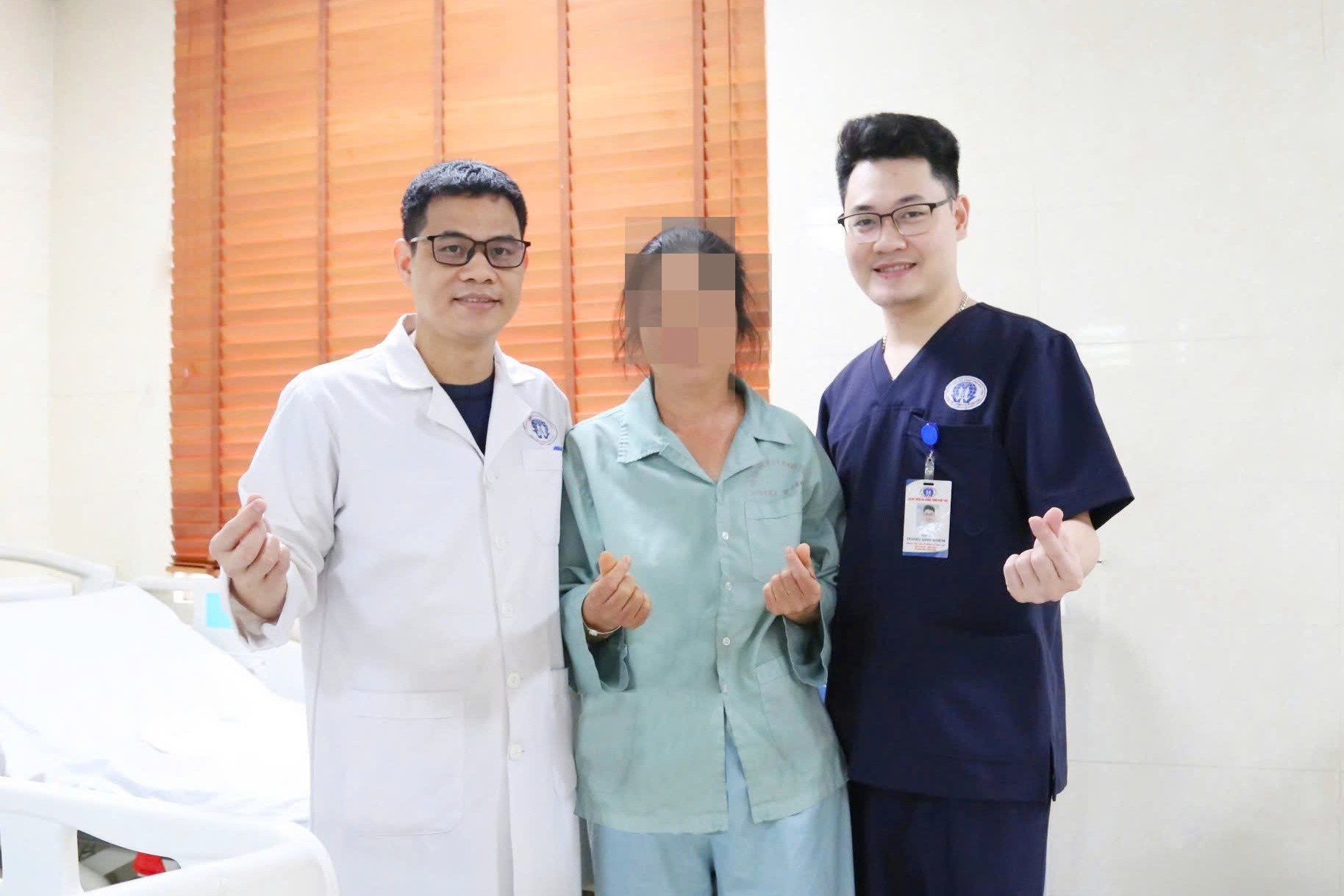 Dot quy den bat ngo, nguoi phu nu guc ngay tren bep hinh anh