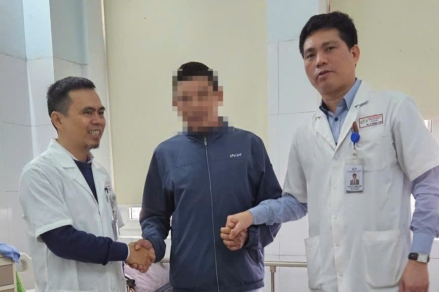 Phan ung nhanh cua doi CSGT cuu song nguoi dan ong dot quy hinh anh
