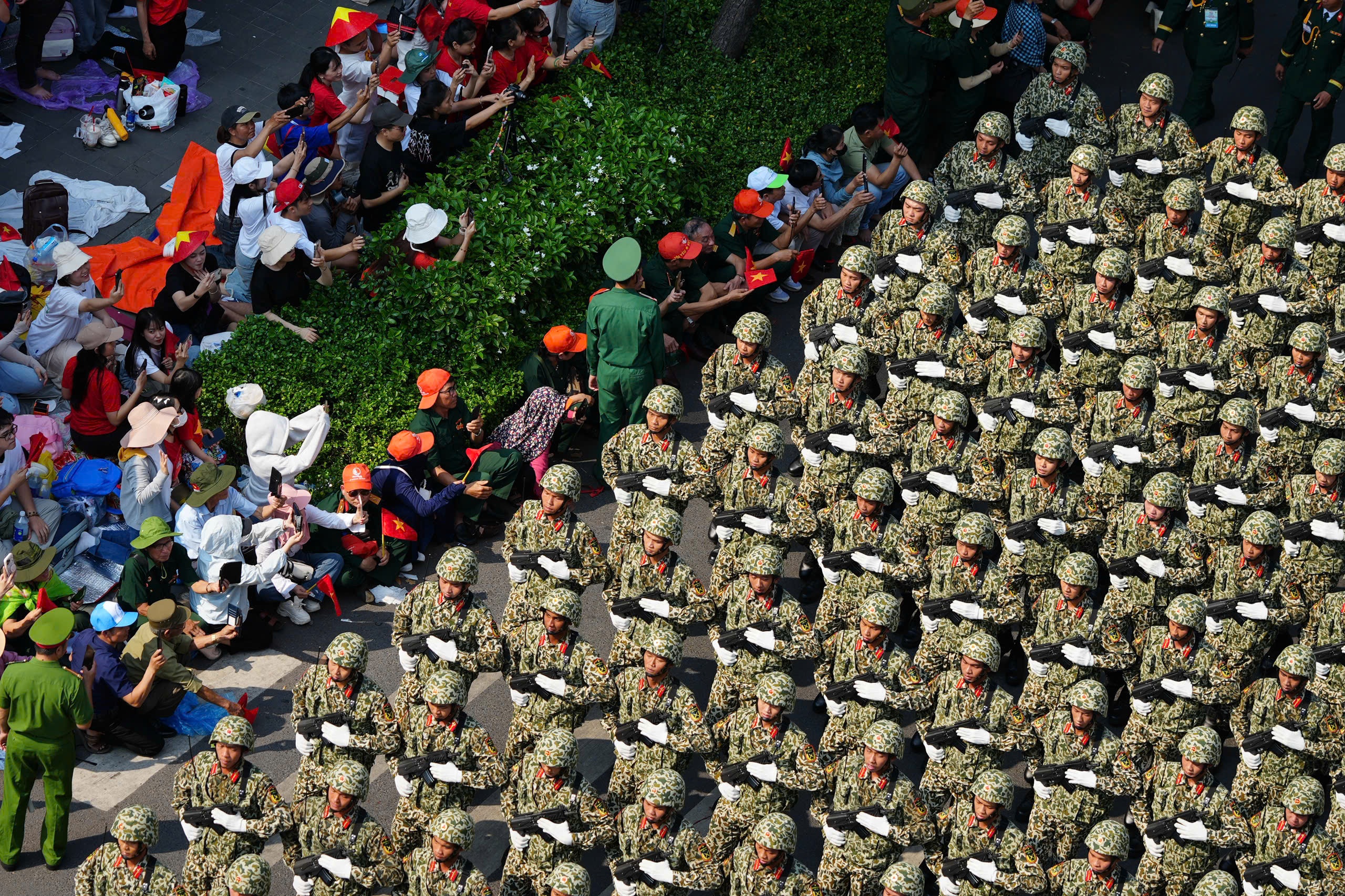 Hinh anh hung trang cua cuoc dieu binh 30/4 nhin tu tren cao hinh anh