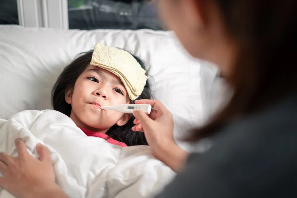 Phong ngua cac benh thuong gap mua nang nong cho tre hinh anh