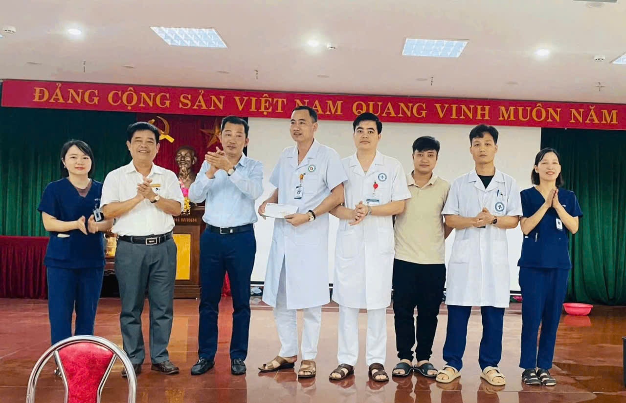 Khen thuong e-kip bi hanh hung khi no luc cap cuu benh nhi hinh anh