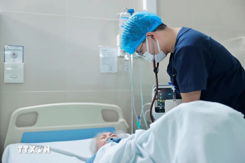 Covid-19 quay lai, ai can dieu tri tai benh vien neu mac virus? hinh anh