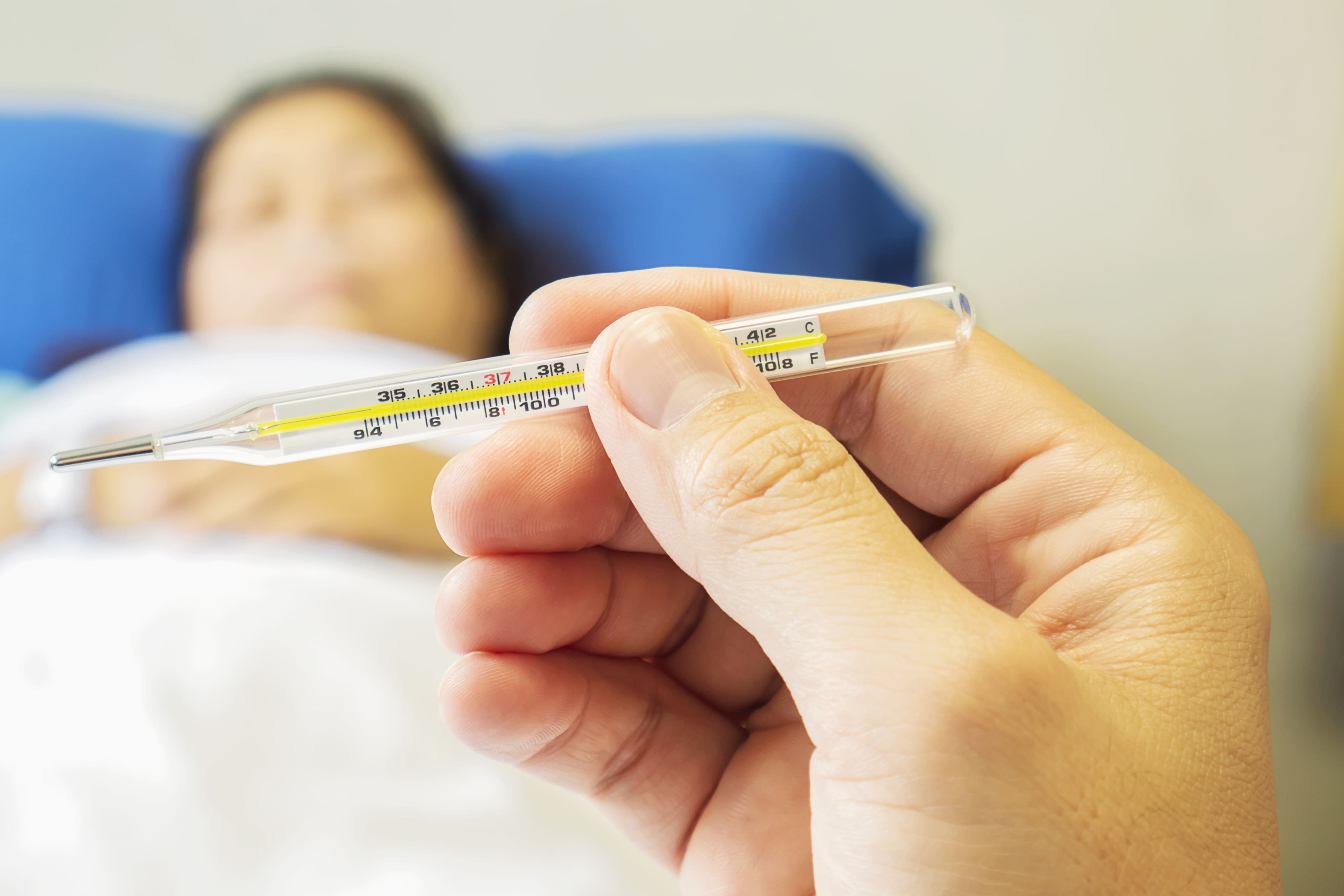 Phan biet sot xuat huyet va Covid-19 hinh anh