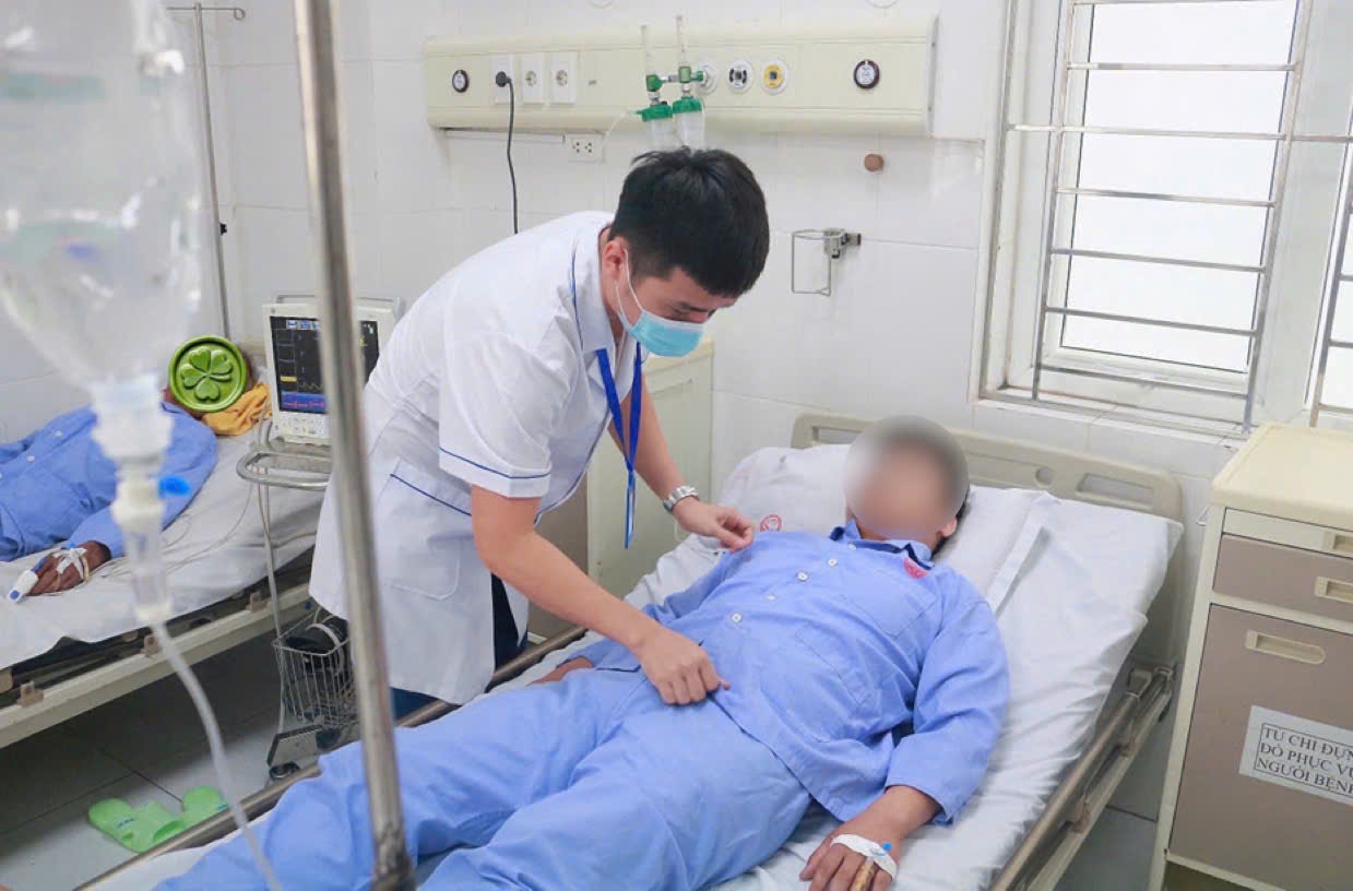 Nam thanh nien nhap vien sau khi an mon 'dac san' hinh anh