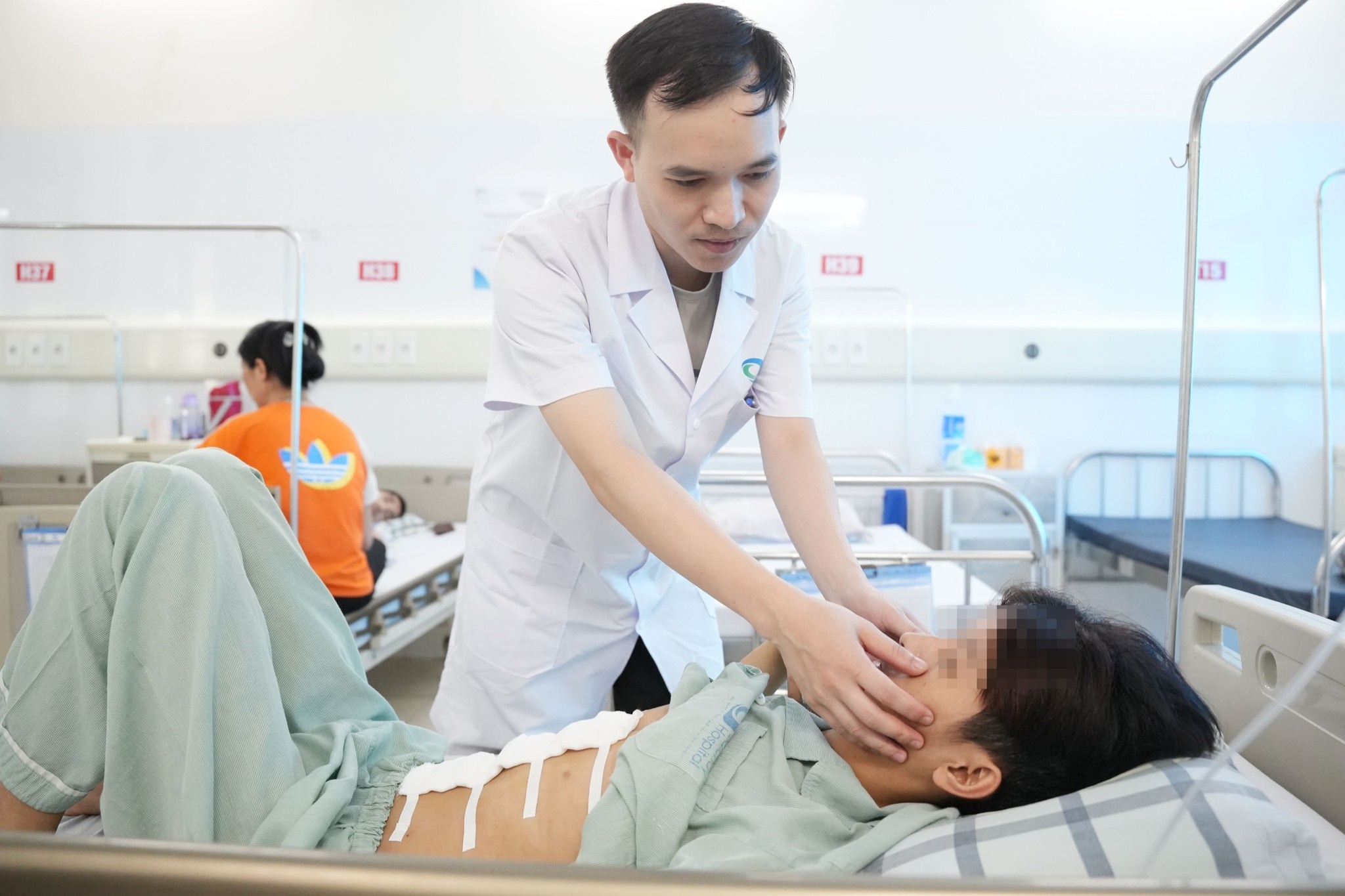 Nam thanh nien suyt mat mang sau con dau bung hinh anh