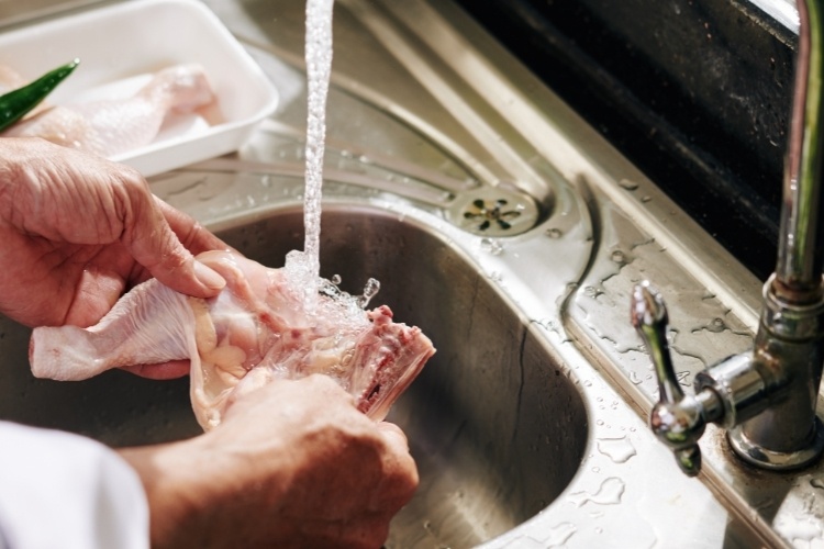 Co nen rua thit truoc khi nau? hinh anh