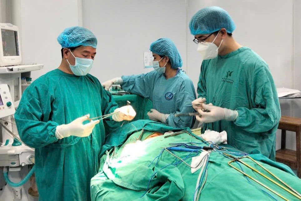 Cuu song nguoi dan ong bi xien vit nuong dam xuyen co hinh anh