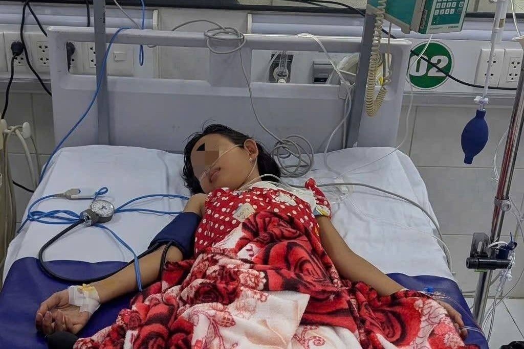 Be gai 7 tuoi soc sot xuat huyet, phai tho may do nhap vien tre hinh anh