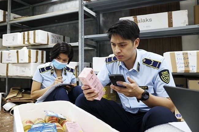 Nhap thuoc that roi tach vi, trao them thuoc gia de tang loi nhuan hinh anh