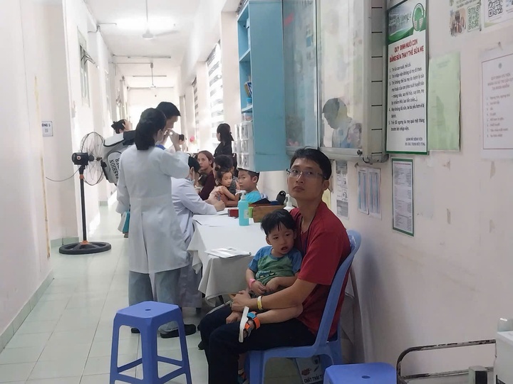 Ca sot xuat huyet nang tang manh, benh vien TP.HCM ke them giuong hinh anh