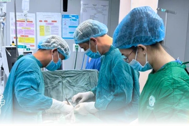 Cuu nguoi dan ong o TP.HCM bi dam thung tim, phoi hinh anh