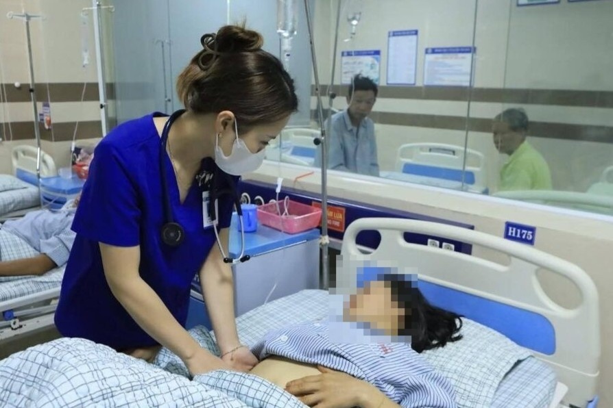 Ho tro chua chay, 2 nguoi phu nu hit phai khi doc hinh anh