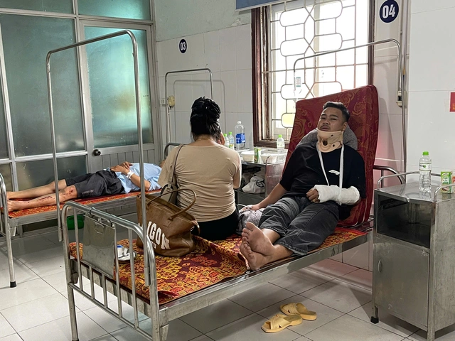 Giay phut xe lat kinh hoang: Nhieu tieng la het, co nguoi bi hat vang hinh anh