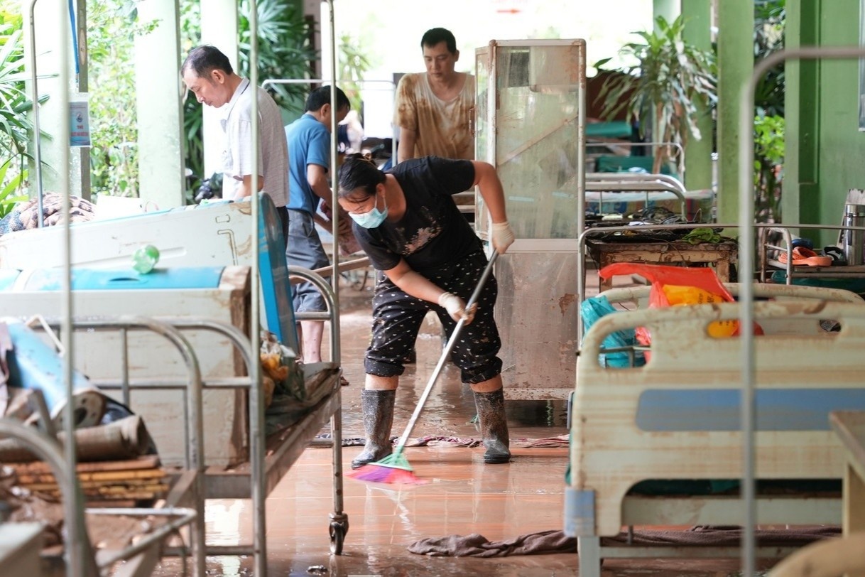 Trung tam y te o Nghe An tan hoang sau tran lu lich su hinh anh