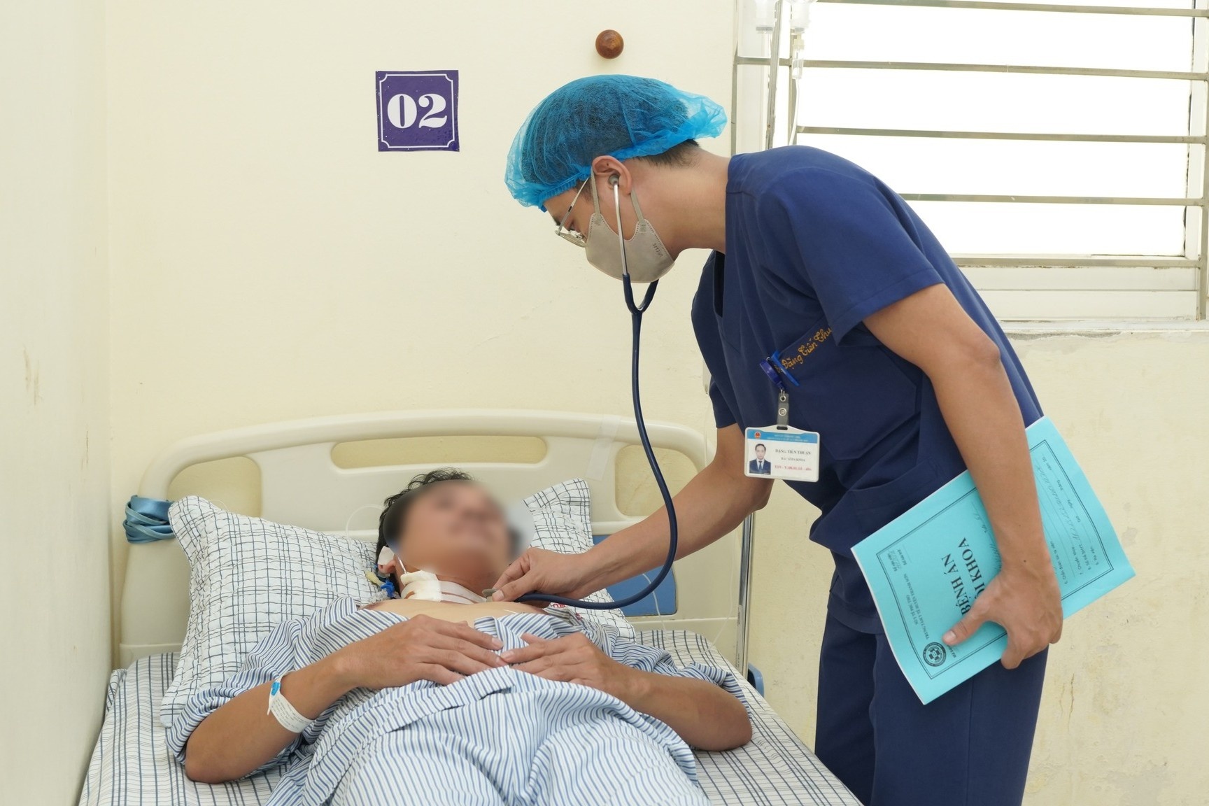 Nguoi dan ong bat ngo nguy kich sau khi bi kien can hinh anh