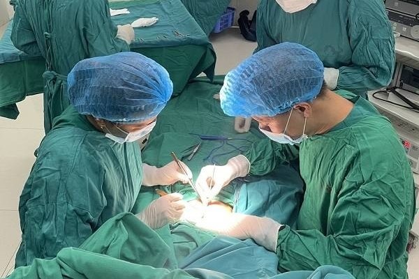 Nuot nhieu manh nam cham, be trai bi thung ruot hinh anh