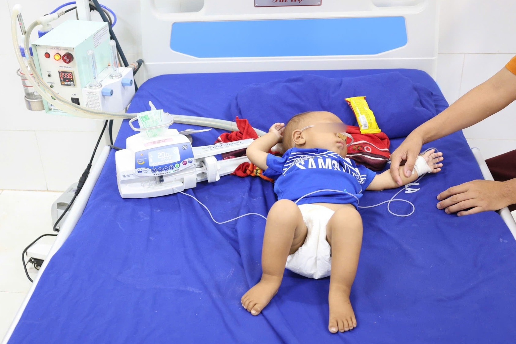 Nhieu tre nhap vien vi viem phoi, co ca phai tho may hinh anh