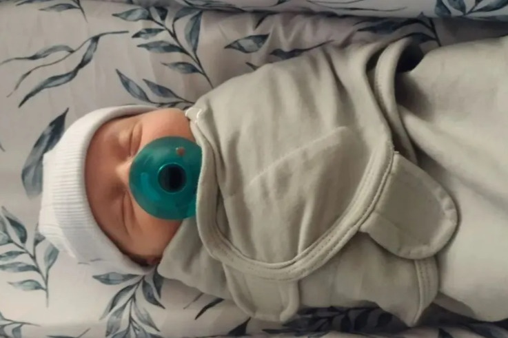 Em be 'lon tuoi nhat the gioi' vua chao doi hinh anh