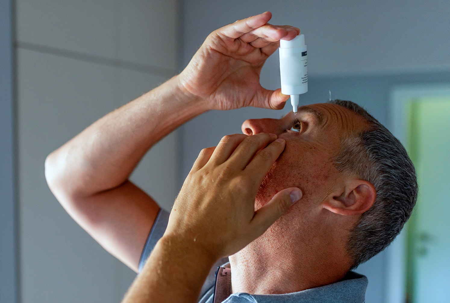 Tu pha nuoc muoi nho mat, nguoi dan ong ganh hau qua nang ne hinh anh