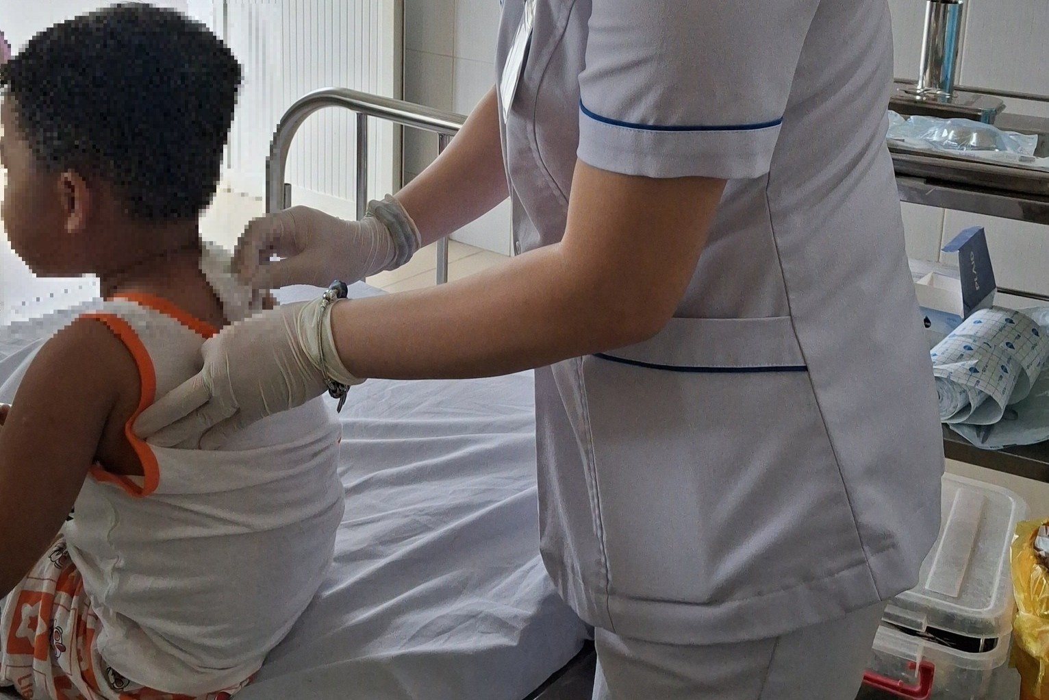 Be trai bi cho becgie can vao co hinh anh