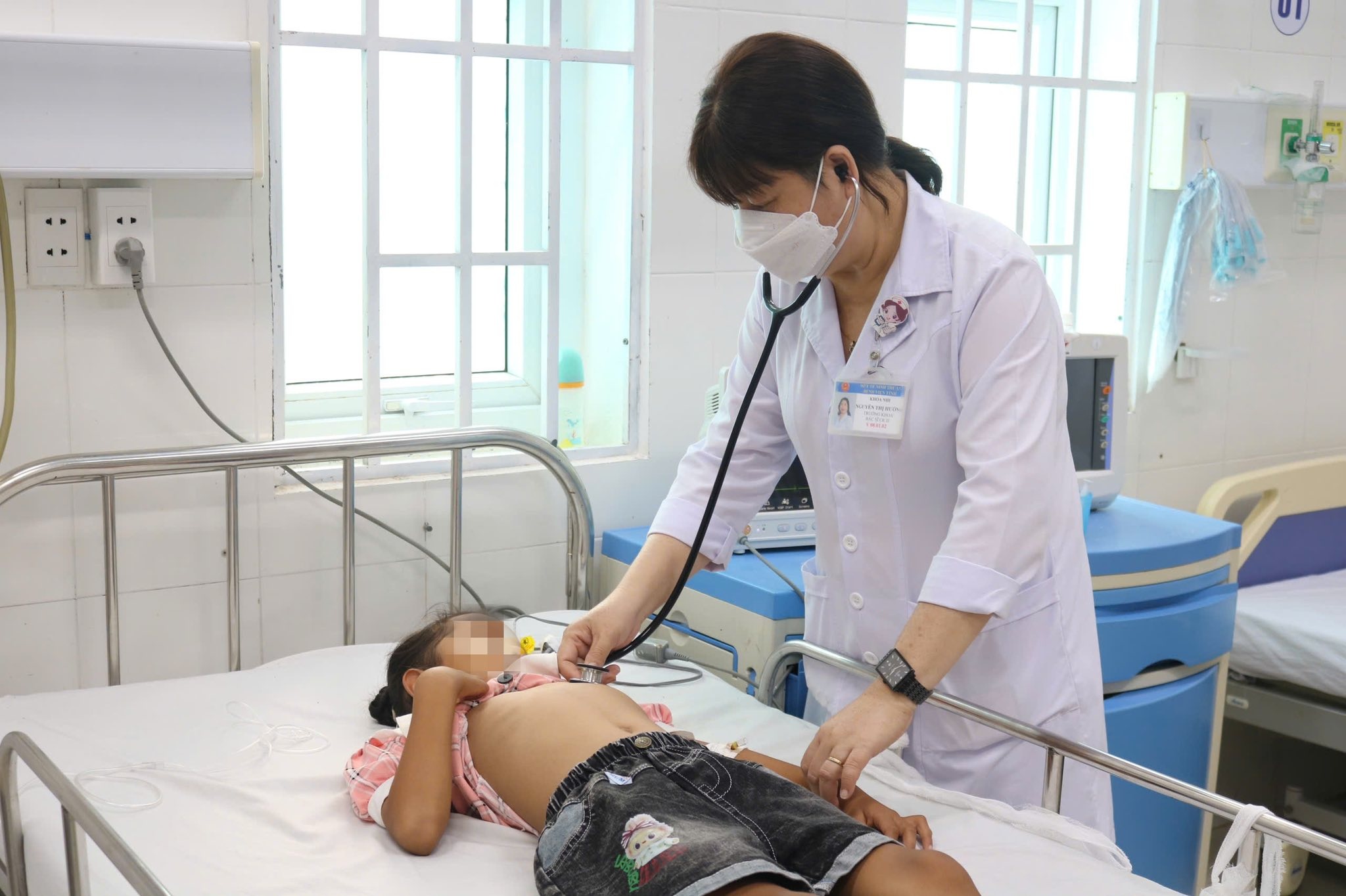 Be gai nguy kich vi loai virus rat pho bien o nguoi lon hinh anh