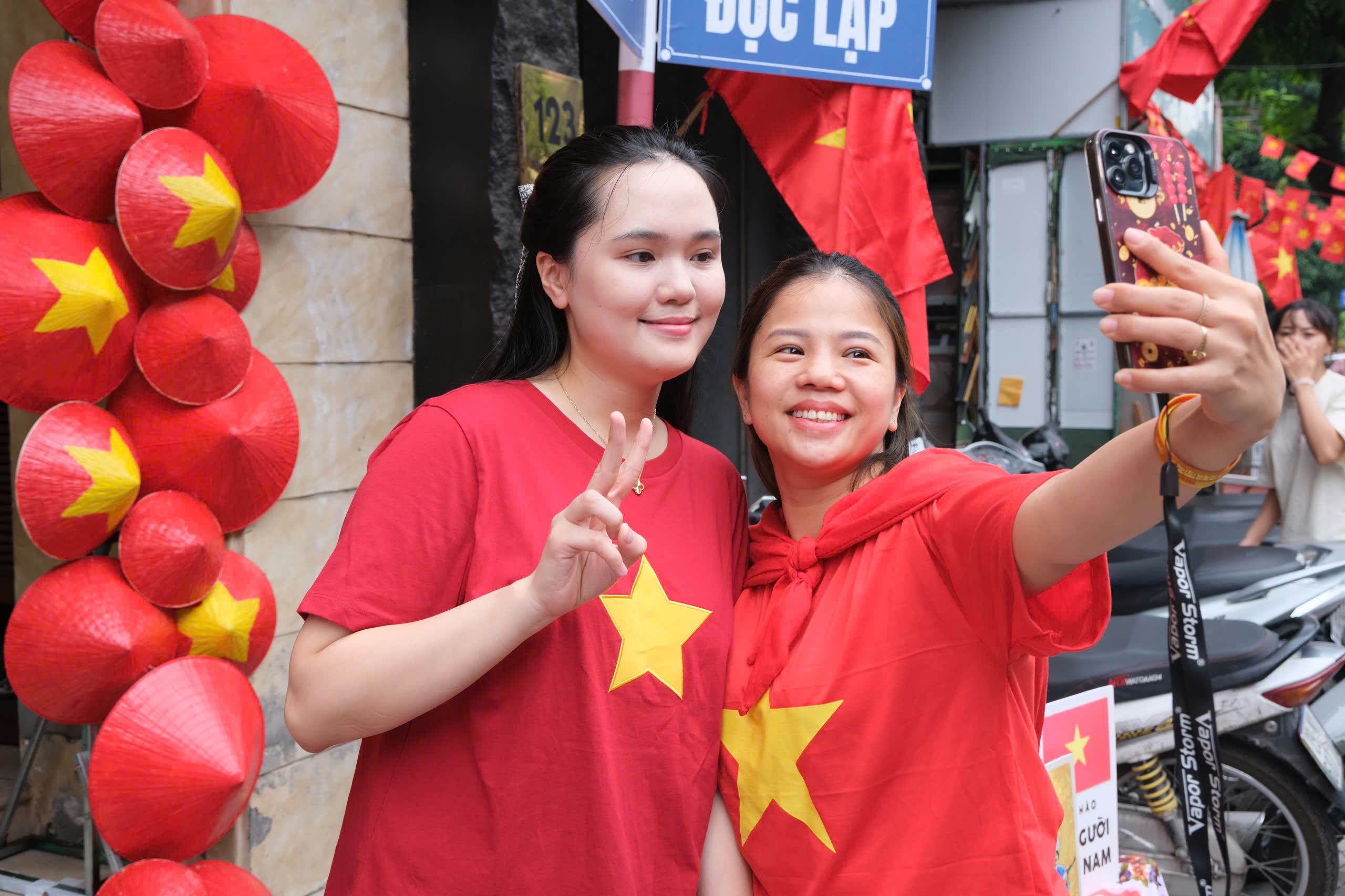 Nha bo me vo Duy Manh thanh dia diem hot trong ngay tong hop luyen hinh anh