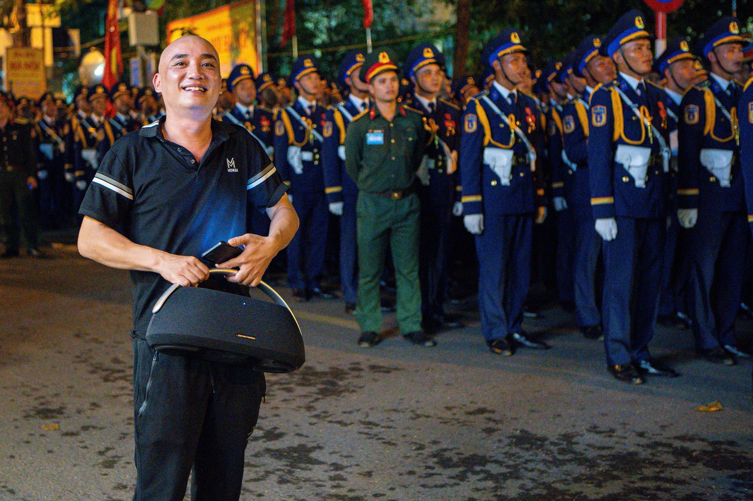 Nguoi dan vac loa di co vu cac chien si hop luyen dieu binh 2/9 hinh anh